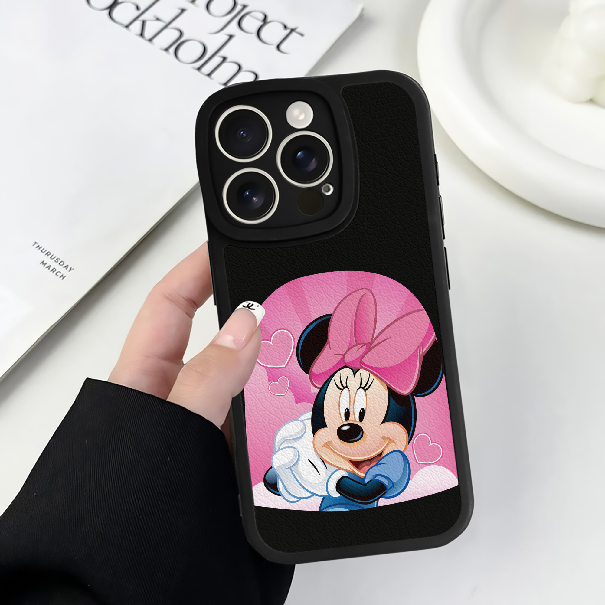 （画像用） ミッキーマウス Mickey Mouse 【iPhone 16シリーズ対応】シリコンスマホケース（レザー調） 材質：シリコン